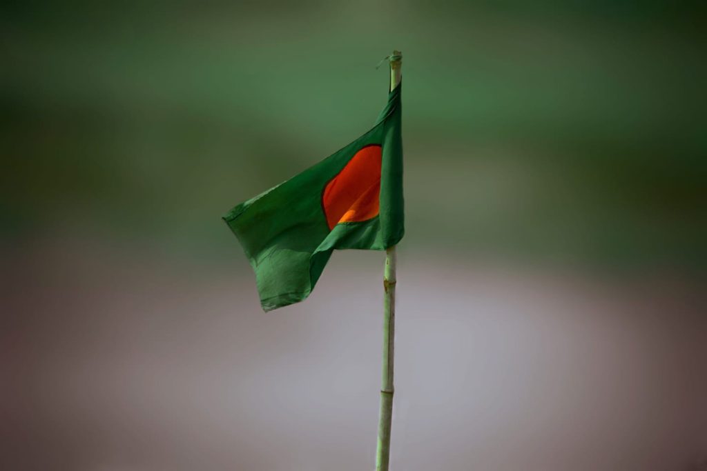 বাঁশের কাঠিতে বাংলাদেশের পতাকা